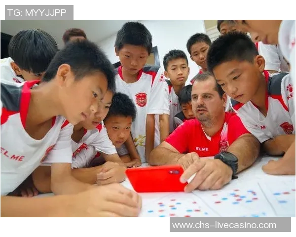 足球明星的另一半：她们背后的故事与生活点滴