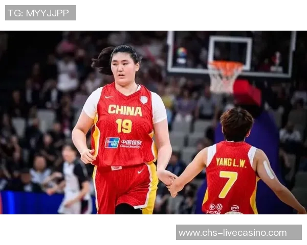 中国女篮双塔并肩作战张子宇韩旭共同学习提升技能